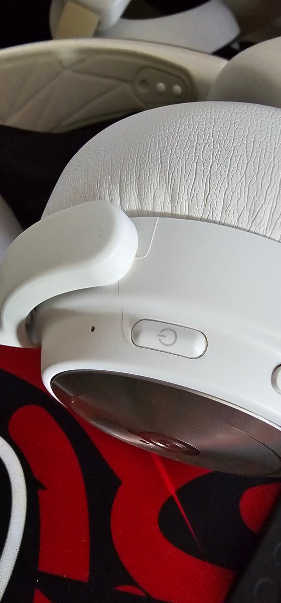 SnowyDaRena's tweet photo. @SteelSupport Had the Arctis Nova Pro Wireless for 10 months. Asked for support on this and you say this isn't covered under warranty. And I know exactly why. Because you're saying it's anything but a defect and assume the way I've treated it. Excellent customer service.... 👏😎 https://t.co/L4rHkH16oh