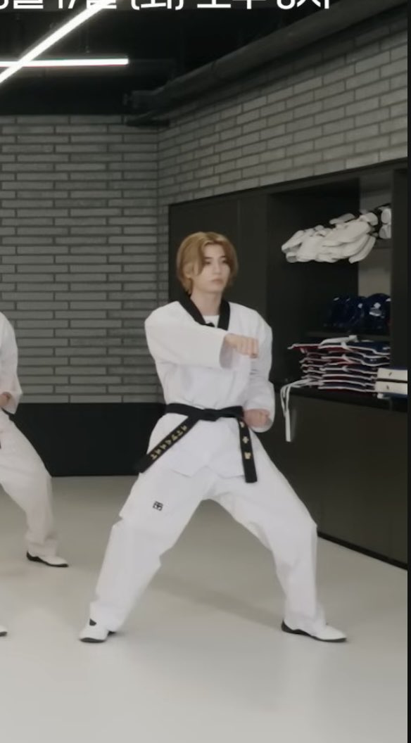 이하니 원래 아이돌이기 전에 태권도 선수가 꿈이었던 걸 알고 보니까 이 사진이 더 미칠 수 밖에.......
