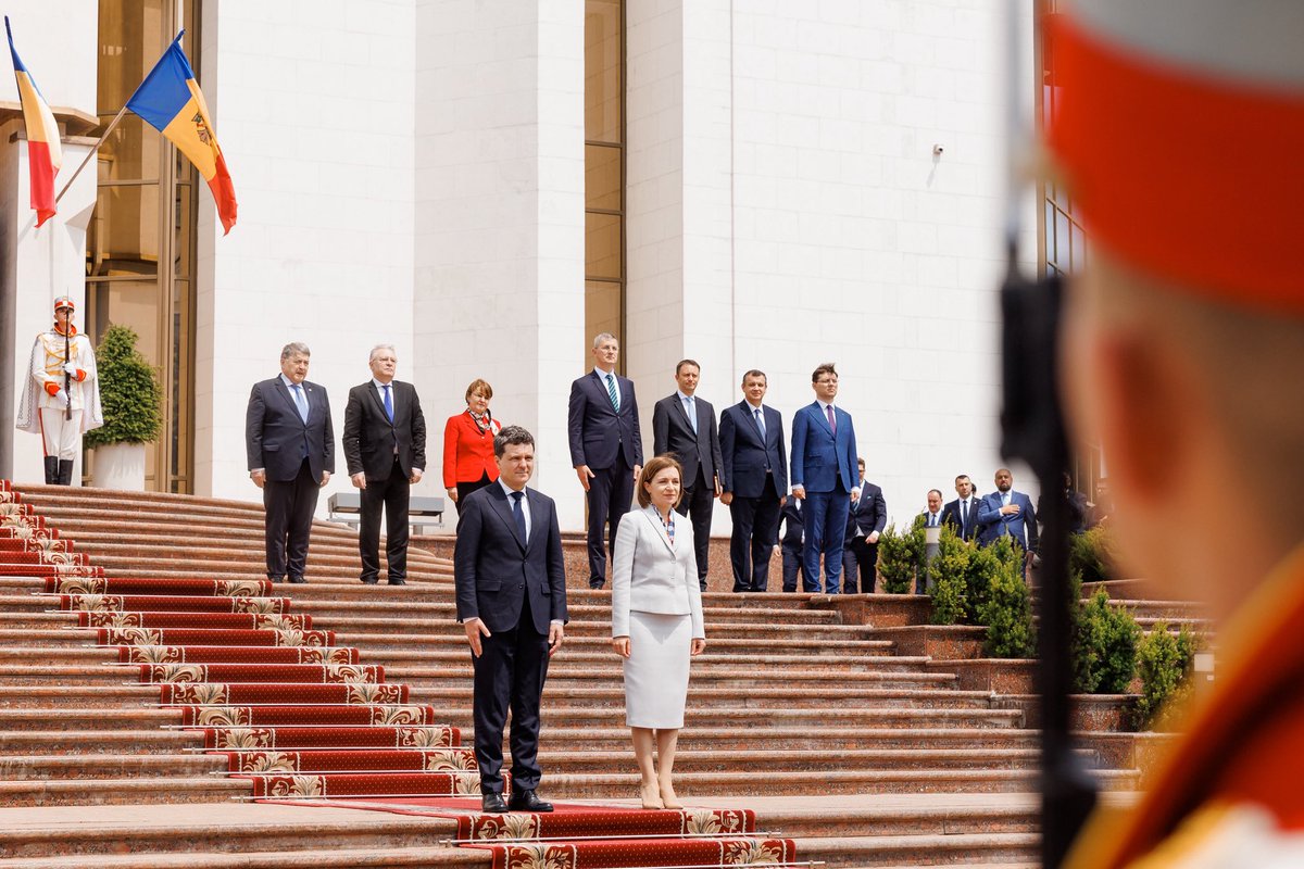 sandumaiamd's tweet image. Când Chișinău și București își dau mâna, facem lucruri ce îmbunătățesc viața oamenilor de pe ambele maluri ale Prutului. Împreună rezistăm în fața pericolelor, împreună sprijinim pacea din regiune. Moldova își va câștiga locul în UE, iar @NicusorDanRO și România ne sunt alături.