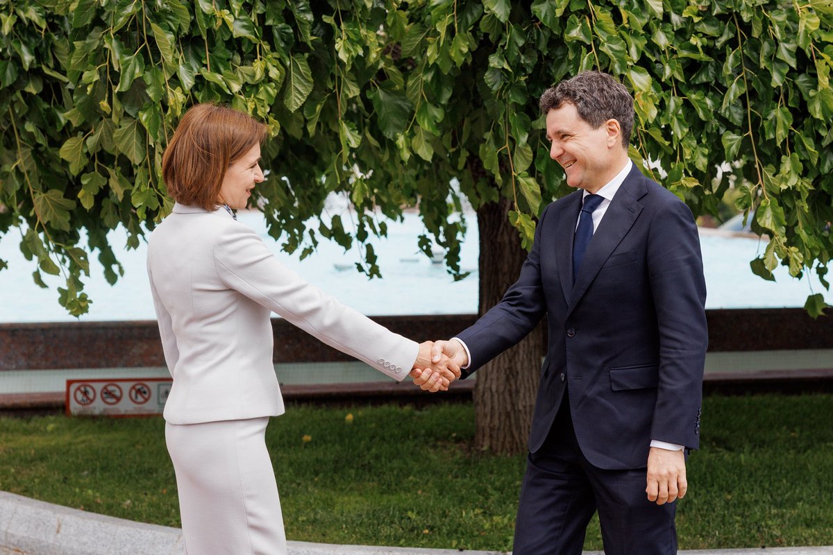 sandumaiamd's tweet image. Când Chișinău și București își dau mâna, facem lucruri ce îmbunătățesc viața oamenilor de pe ambele maluri ale Prutului. Împreună rezistăm în fața pericolelor, împreună sprijinim pacea din regiune. Moldova își va câștiga locul în UE, iar @NicusorDanRO și România ne sunt alături.