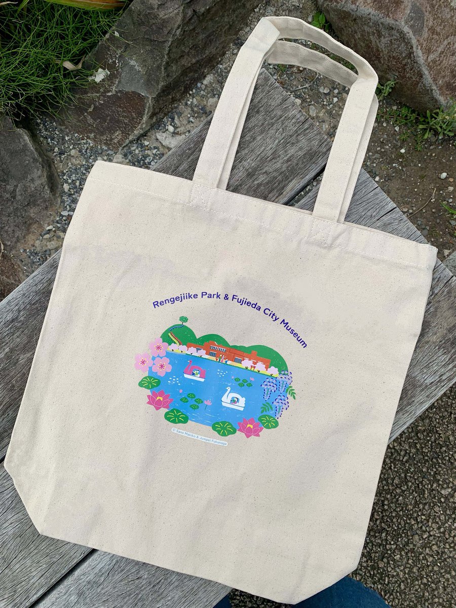 以前、イラストを担当させていただきました、静岡県藤枝市郷土博物館・文学館
<a href="/fujieda_muse/">藤枝市郷土博物館・文学館</a> 
のオリジナルトートバックですが、
好評につき完売した為、文字を変更して再度販売される事になりました🪷✨
同館にて数量限定販売中です！
（税込1,100円）
