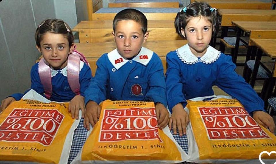 Bu poşetleri hazırlayanların gözler yaşlı... İçinde en az 12 kitap olurdu eve gidene kadar da yırtılırdı. 🥹