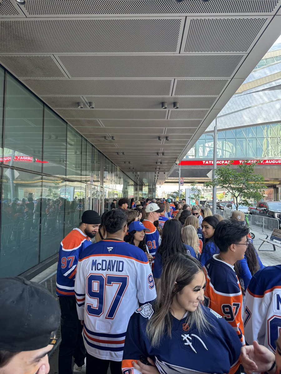 #Oilers DAY 7/7 RECAP: Stuck around Ice District all day to watch Game 3 in the Moss Pit.  Pre game at Boston Pizza and got in line for the pit early.  Tough game but it’s just 1 loss.  EARLY flight home this morning. Get the split Thursday and come back to Rogers! #LetsGoOilers