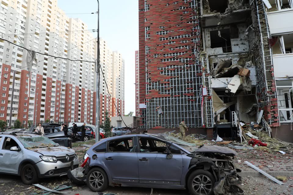 La Russie ne change pas sa méthode.
Une nouvelle attaque massive contre la vie quotidienne des 🇺🇦: 315 drones, 7 missiles, dont 2 balistiques de fabrication nord-coréenne. 
La capitale, la région de Kyiv et d’Odesa ont été les plus touchées. 
La Russie doit rendre des comptes.