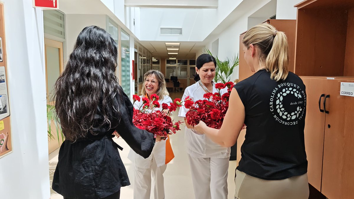 Gracias a #GranadaConventionBureau por este bonito gesto de donar las flores utilizadas durante una convención para que alegren los espacios del 🏥
Iniciamos este proyecto de colaboración que fomenta la #Sostenibilidad #Generosidad