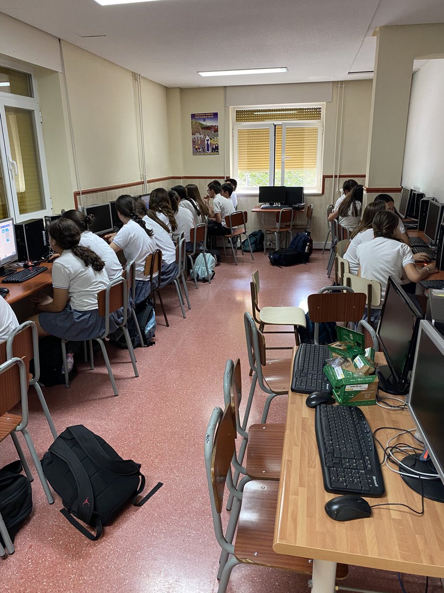 Microbit=aprender a programar de forma divertida. Los alumnos de 2 de ESO del colegio Inmaculada Concepción de San Lorenzo del Escorial estrenan la nueva dotación de Microbit del programa #CodigoEscuela4_0_Madrid