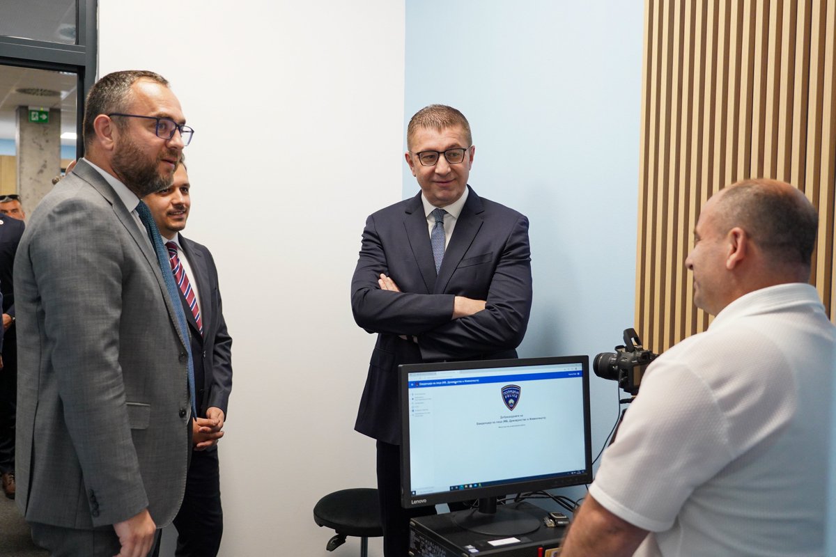 Денеска присуствував на пуштање во употреба на реконструираното Одделение за управни работи – Скопје. Проектот кој е со вкупна површина од 2.300 метри квадратни и опфаќа приземје и еден кат, се реконструираше во вредност од 48.000.000 денари. 

Просториите кои ги затекнавме нè