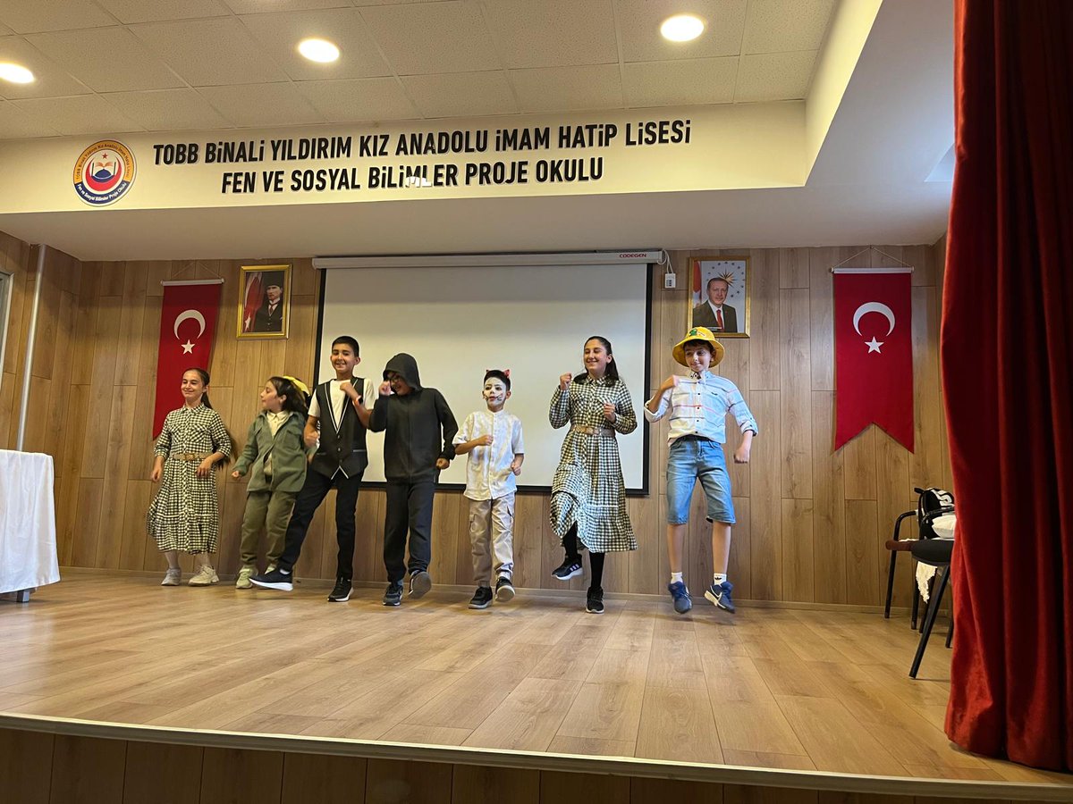 Müdürlüğümüzce yürütülen“Talking Club”projesi kapsamında,İngilizce öğrt. Betül Çiçek’in koordinasyonunda Şemsettin Uçar İmam Hatip Ort. öğrencileri tarafından hazırlanan İngilizce tiyatro gösterisi,TOBB BinaliYıldırım Kız Anadolu İmam Hatip Lisesi’nin konferanssalonunda sahnlndi