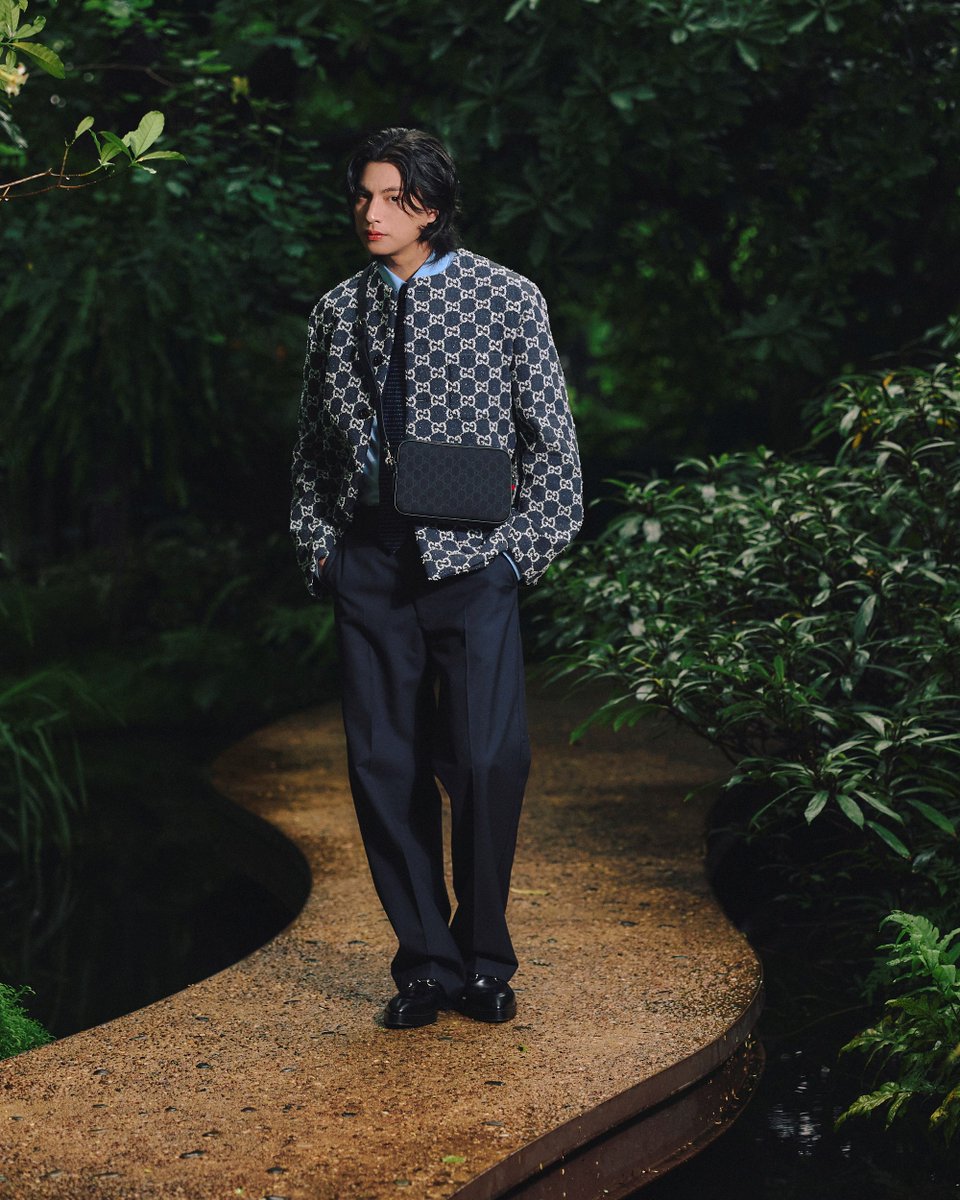 mintmag_th's tweet photo. หล่อไปมาก! ส่องลุคหล่อของหนุ่ม #กลัฟคณาวุฒิ Brand Ambassador ของ Gucci ที่มาสไตลิ่งลุคเท่ลุคใหม่จากคอลเล็กชั่น Pre-Fall 2025 และ Gucci Lido ที่คอมพลีทออกมาได้อย่างลงตัว 💚

#GulfKanawut
#Gucci
#GucciPreFall25
#GucciLido
#MintNews https://t.co/KBUxM4rXi8