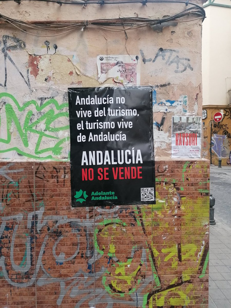 🪧 Esta mañana hemos salido a las calles de #Granada para señalar una realidad que está expulsando a vecinas y destruyendo nuestros barrios: la turistificación.
🏘️ No queremos ciudades escaparate, queremos barrios vivos para sus vecinas
✊ ¡Andalucía no se vende!