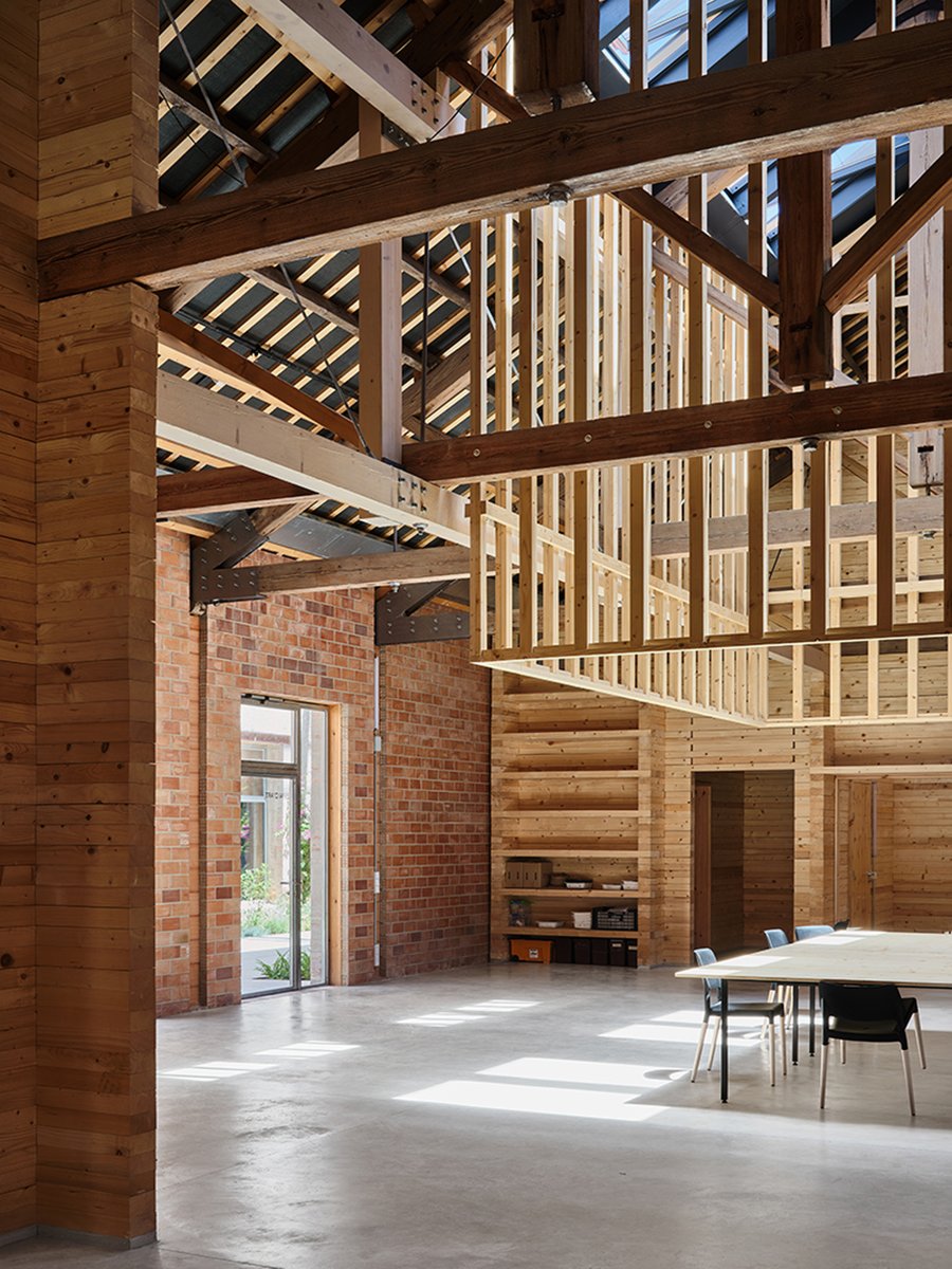 En la ciudad de Tarrasa, a 30 km de Barcelona, el equipo de Harquitectes ha transformado unas antiguas naves industriales que originalmente  formaban parte del Vapor Marquès en la nueva sede de la Fundación  Prodis. Desde hace unos años, la Fundación inició un proceso de