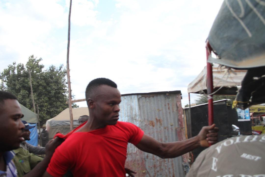 SIRI IMEFICHUKA...!

Huyu ni Kijana aliyetumwa kufanya vurugu ktk mkutano wa CHADEMA jana Mkoani SINGIDA wakati viongozi wa CHADEMA wanakaribia Kuhutubia Wananchi.

Baada ya Vijana wengine Kujitokeza leo Mkoani Tabora,Wilaya ya Igunga kufanya Vurugu

Wananchi wamefanikiwa