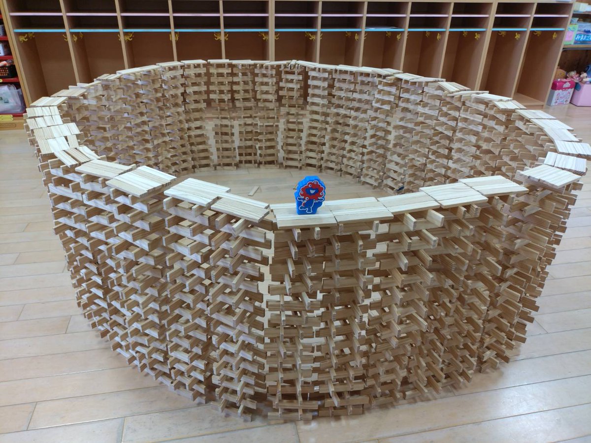 先月万博に行ったことがすごく思い出になったみたいで、5才の息子が幼稚園のお友達と力を合わせて作ったらしいです！
#大屋根リング
#ミャクミャク
#EXPO2025
#大阪・関西万博
#作ってみた
#万博フォトコンテスト