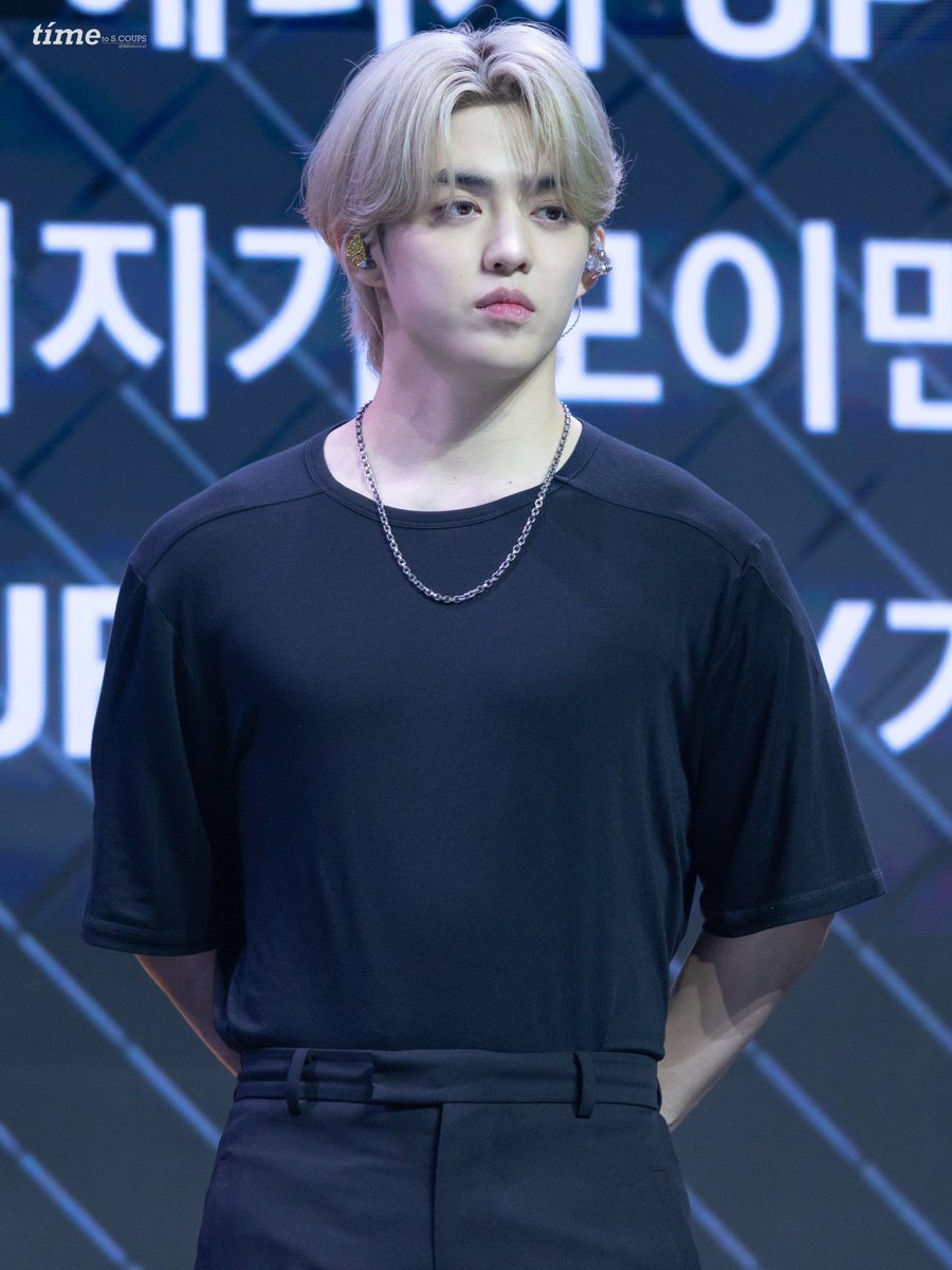 coupsistt's tweet photo. outfit all black, tatapan garang, berdiri tegap tangan di belakang… berlutut ege, ketua komdis kita ini🧎🏻‍♀️ https://t.co/RjmputPyev