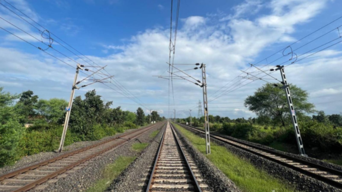 Railway Minister Shri Ashwini Vaishnaw approves Rs. 128.78 crore #MirajChordline project in #WesternMaharashtra

Read more: railanalysis.in/rail-news/rail…

#MoR #Ministryofrailways #Connectivity  #Infrastructure #Stations #Technology #Centralrailway #Railwayline #Railanalysis
