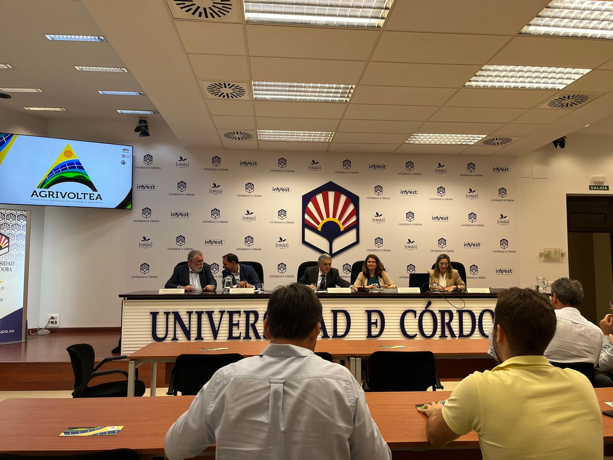 cei_A3's tweet photo. 🧐La UCO presenta la plataforma #Agrovoltea que fomenta el conocimiento, la innovación y la colaboración en torno al modelo agrivoltaico.

Introduce el acto Rafael López Luque, investigador @cei_A3  de la @Univcordoba  

https://t.co/tiJ4PVZBwr https://t.co/aCPwza38kg