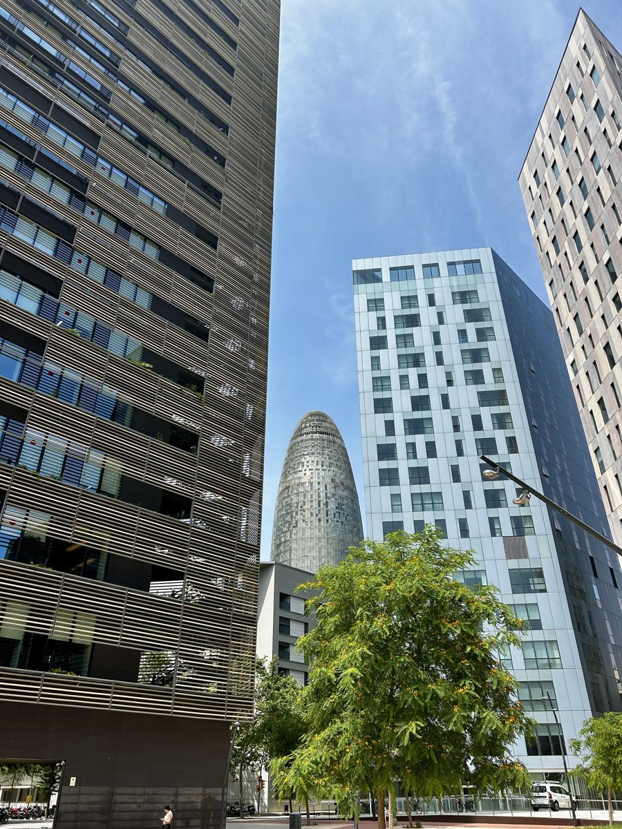 30 мин ехал в одну сторону чтобы посмотреть на фаллический символ Барселоны и пообщаться 1 минуту.  Почему испанцы так не любят решать все по телефону?