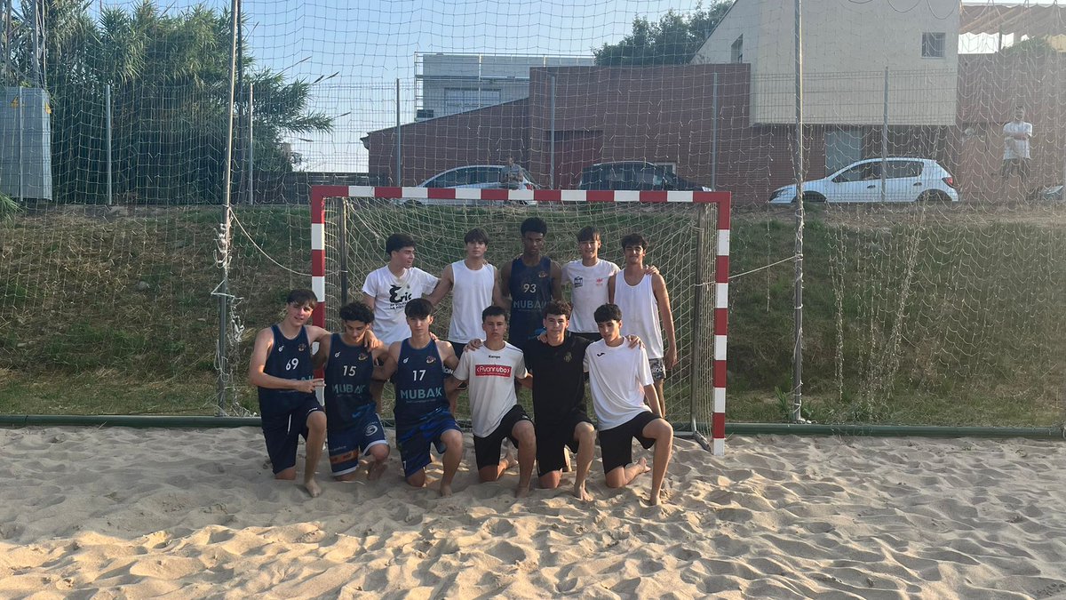 FedCatHandbol's tweet photo. Santa Maria de Palautordera ha acollit, aquest dilluns 9 de juny, el segon entrenament de les Seleccions Catalanes d’Handbol Platja.

Unes sessions pensades per conjuntar el grup i començar a treballar aspectes bàsics del joc de cara al CESA Platja de Múrcia 2025 que tindrà lloc entre el 23 i 25 de juny a la Platja de Puerto Bello de La Manga del Mar Menor.

Les Seleccions Catalanes d’Handbol Platja tornaran als entrenaments aquest pròxim diumenge 15 de juny, també a Santa Maria de Palautordera.

Podeu consultar les convocatòries a la web de la Federació Catalana d’Handbol en el següent enllaç. 

https://t.co/fQcovMOEYu

@esportcat  @AgustiChardi  @UriVivas  @raulfernabus  @marinajmnezz  @Fradera13  @pupas21 

#HandbolCatalà