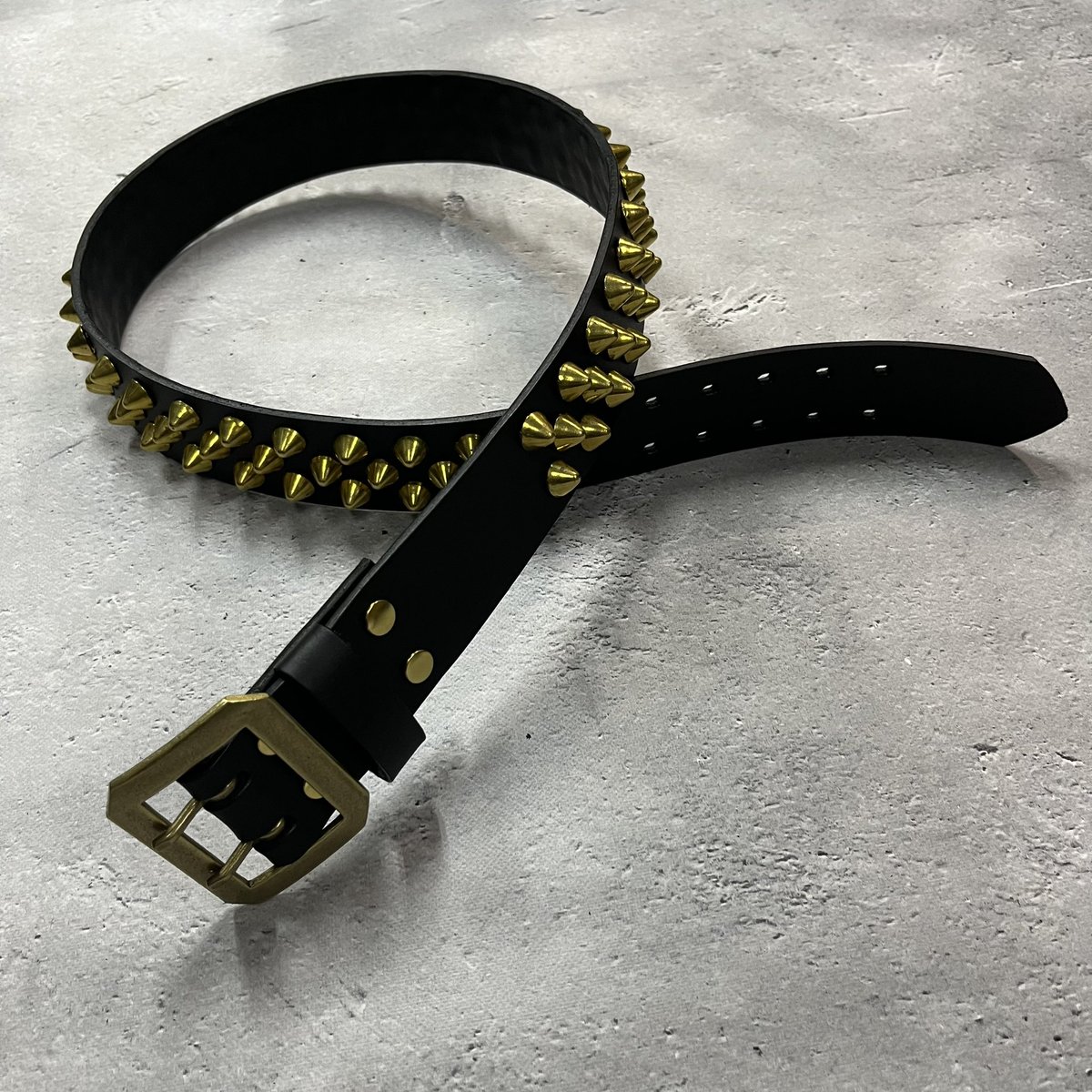 MODERNPIRATES14's tweet photo. 革幅40ミリの2/1ロンドンコーンベルトです。お客様オーダーでブラス（真鍮）のスタッズで製作しました。

https://t.co/4ML35BQVvS

#ModernPirates #モダンパイレーツ
#belt #ベルト
#leather #レザー #革
#brass #ブラス #真鍮　
#conical #コニカル #corn #コーン 
#punk #パンク #お客様オーダー https://t.co/tmqqhLzEte