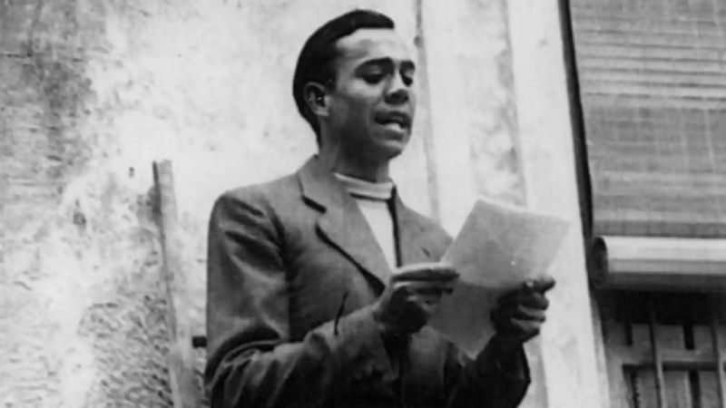 📝 LLAMO A LA JUVENTUD
"Sangre que no se desborda,
juventud que no se atreve,
ni es sangre, ni es juventud,
ni relucen, ni florecen.

Cuerpos que nacen vencidos,
vencidos y grises mueren:
vienen con la edad de un siglo,
y son viejos cuando vienen."
Miguel Hernández 
Viento del