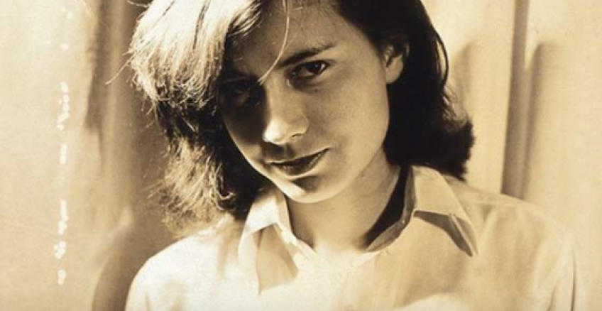 "¿Por qué es melancólica la gente creativa? Porque no tienen el estricto marco de comportamiento al que se ciñen los demás. Son hierba a merced del viento, mecida de aquí para allá, aplastada a veces contra el suelo".
Patricia Highsmith