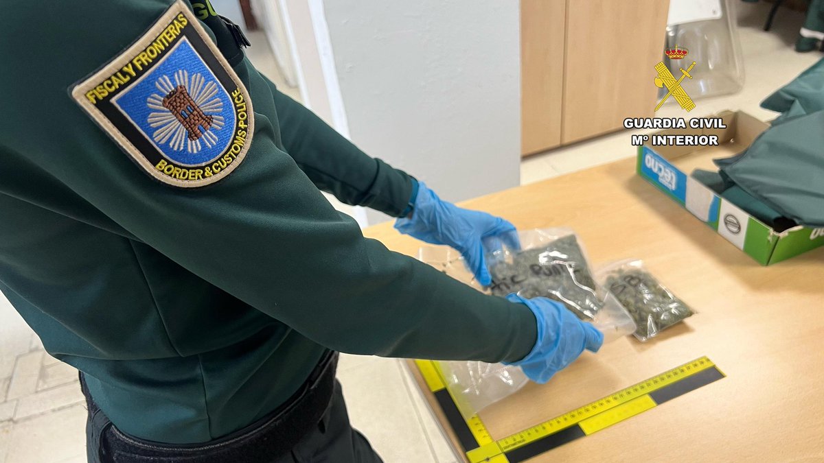 gcivilbizkaia's tweet photo. (1/2)
⚖️ Investigada una persona por un delito de #tráficodedrogas al recepcionar un envío
de 🌿#marihuana.
👮♂️La operación ha sido desarrollada por las #PAFIF de @gcivilbizkaia .
🇫🇷Procedía de #Francia y fue enviado a través de una empresa de mensajería. https://t.co/lguXlleuj4