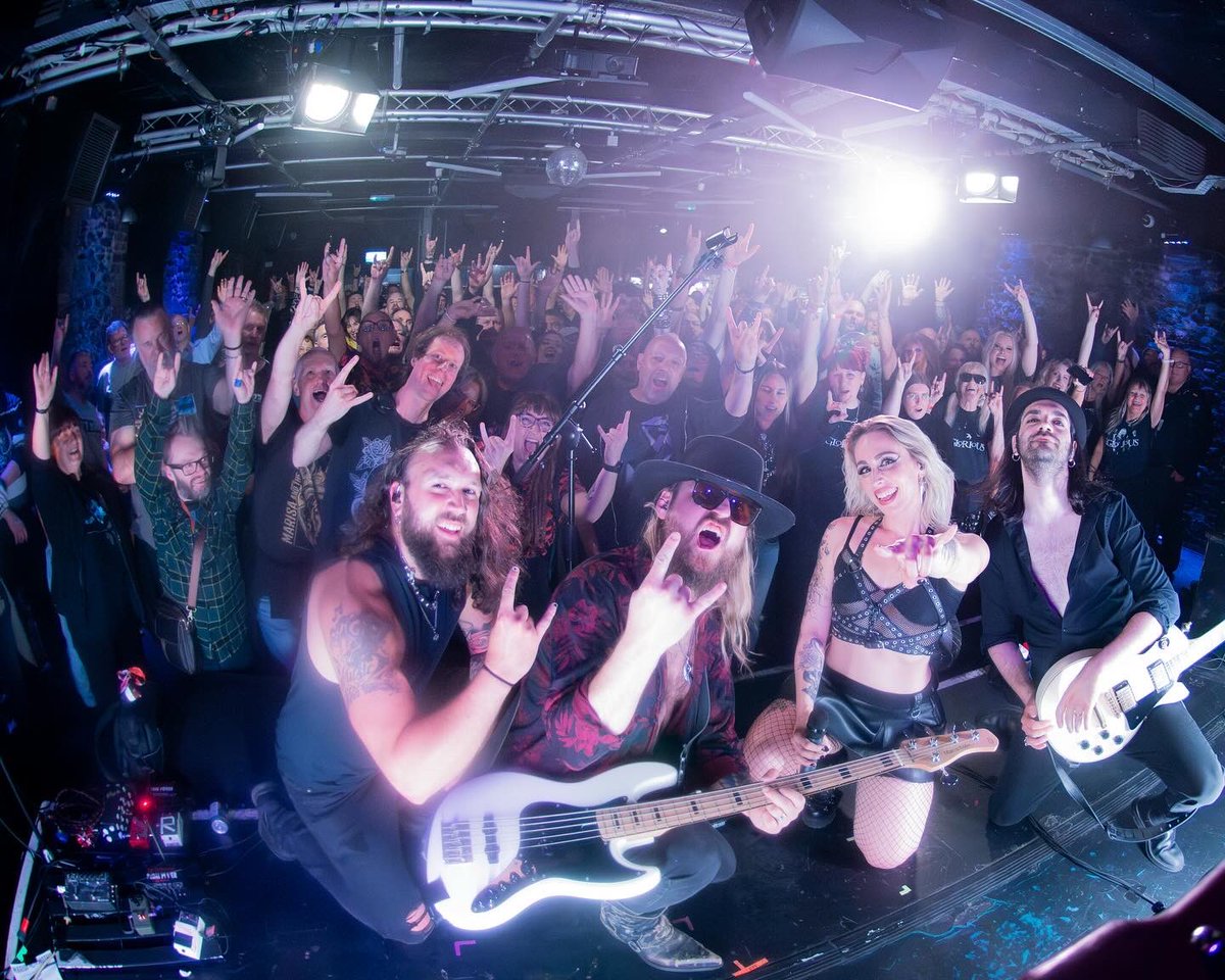 OMG CARDIFF that was insaneeeee 🥳 thank you to everyone that came down early to check out our set 🙏 and a massive well done to the incredible @painter_1989 (@sophieguitar_ 's drummer) for absolutely nailing it on drums for us 🔥 <a href="/229london/">229</a> tonight! Let's goooo!
📸 <a href="/burmanali/">burmanali</a>