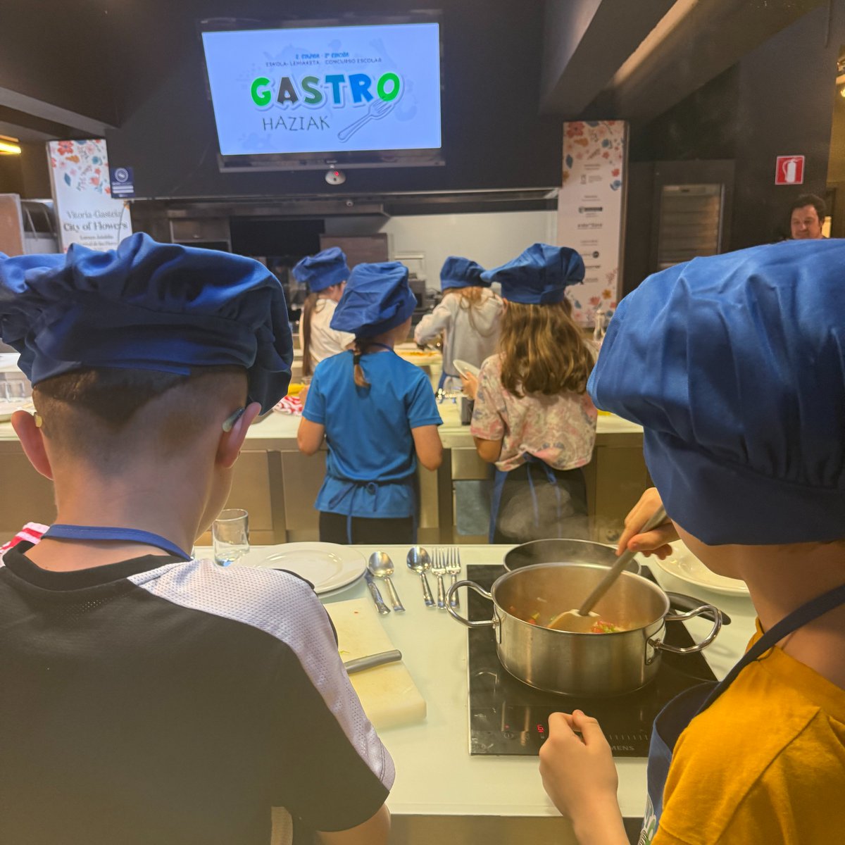 👩‍🍳 El mercado de Abastos de Vitoria-Gasteiz acoge la final de #Gastrohaziak, el concurso dirigido al alumnado de educación primaria para sensibilizar de la importancia de la #gastronomía #sostenible, en el que han participado 202 escolares de Euskadi.

🔗 irekia.euskadi.eus/es/news/102563