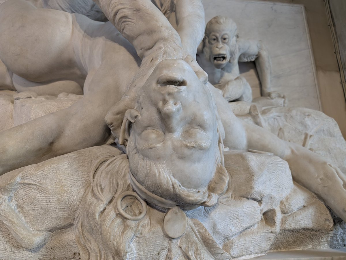 パリの国立自然史博物館で展示されている、エマニュエル・フレミエの『ドルネオの未開人を絞め殺すオランウータン』（1896年、大理石）。
素晴らしい臨場感と緊迫感のある作品。
主題はさておき、円熟しきった当時らしい技巧作。
あらゆる角度から写真撮りました✨