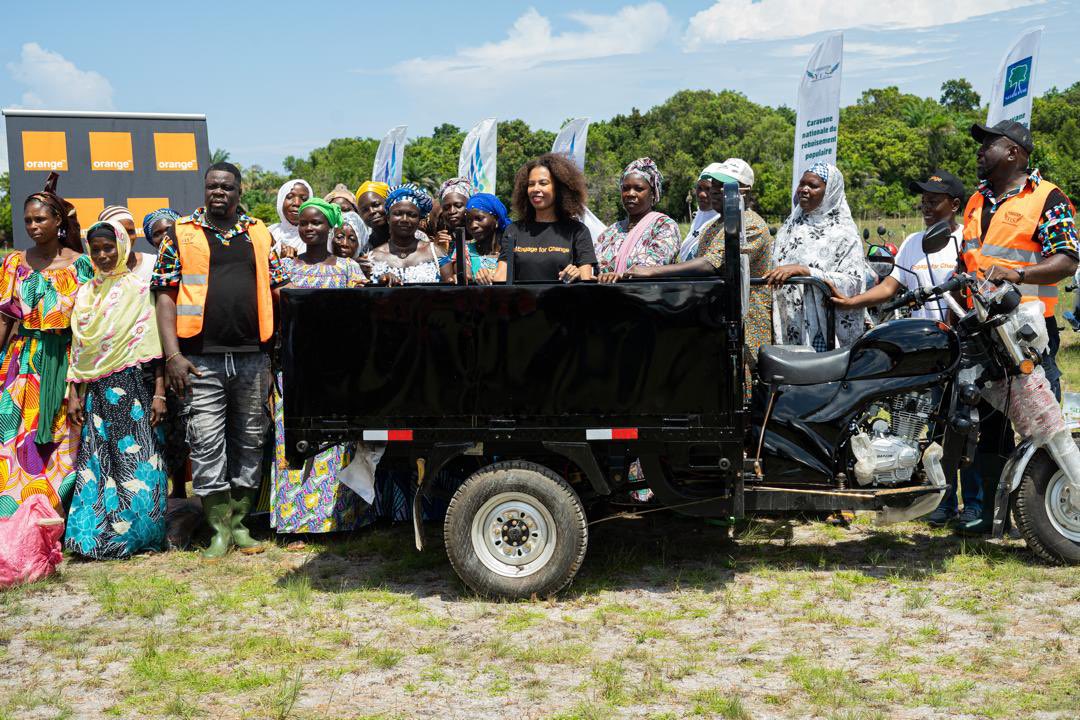 Le 5 juin, Orange CI &amp; la <a href="/FondationYes/">YES FONDATION</a> ont mené une action de reboisement 🌳 à N’ganda N’ganda (Assinie), aux côtés de Mamadou Bamba &amp; <a href="/etchoungui/">Elizabeth Tchoungui</a>.
La <a href="/Fondation_OCI/">FONDATION ORANGE CI</a> a aussi remis un tricycle 🚜 et du matériel agricole aux Femmes d’Assinie.

#VivreCestPartager