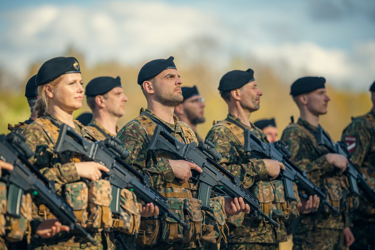 VALIC_LV's tweet image. Izsludināts iepirkums par NBS karavīru ikdienas un svētku formas tērpu individuālu šūšanu, pretendentiem pieteikšanās līdz 15. jūlijam. Plašāk: eis.gov.lv/EKEIS/Supplier…
Foto: @Latvijas_armija