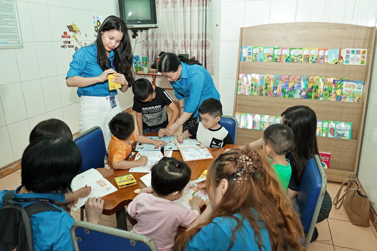 To celebrate Children’s Day, Foxconn Vietnam kicked off “Love in June” campaign with a heartfelt visit to Bac Giang Rehabilitation Hospital. Our volunteers delivered 55 gift sets, 55 boxes of fresh milk, a bookshelf stocked with 100 children’s books, coloring books, and crayons.