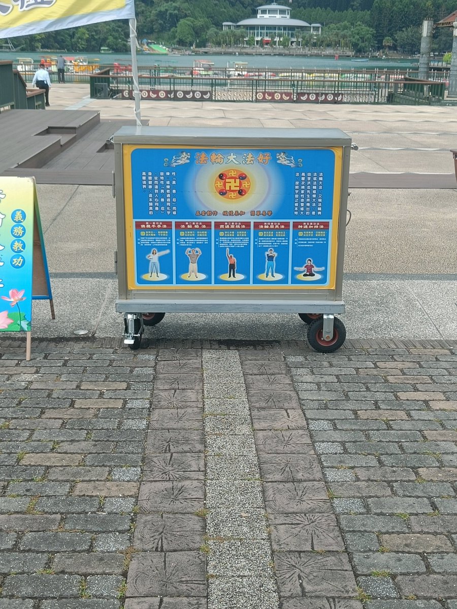 Würd€ die Pose in d€r mitt€ and€rs gerne strik€n, aber hier in DE k@nnst€ sowas ja l€ider vergessen