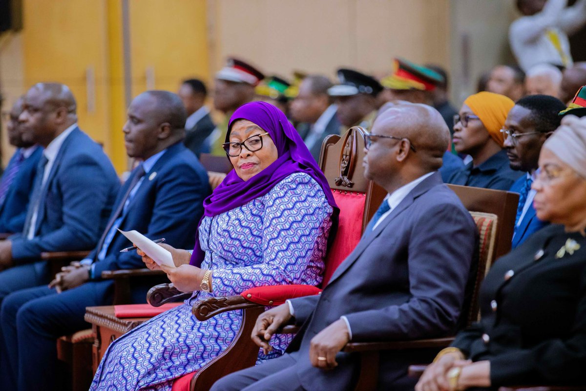 newspowtv's tweet photo. Rais wa Jamhuri ya Muungano wa Tanzania Mhe. Dkt. Samia Suluhu Hassan akipokea Gawio la Serikali kutoka Mashirika ya Umma na Taasisi mbalimbali kwenye hafla iliyofanyika Ikulu Jijini Dar es Salaam. https://t.co/9amPV4tycB