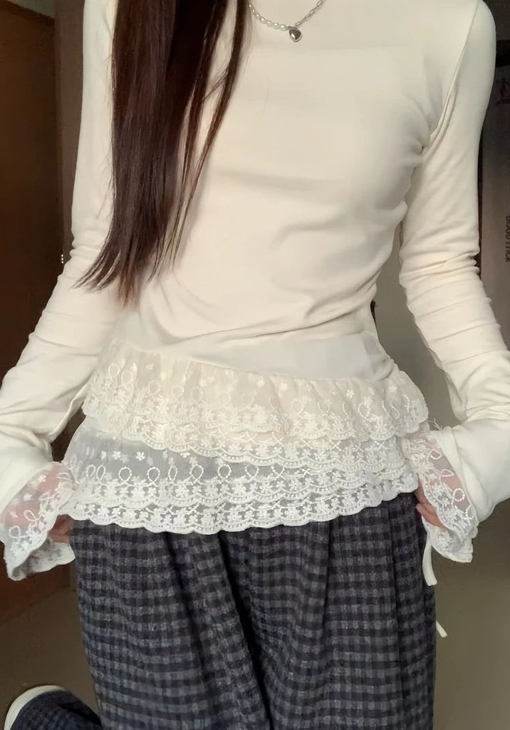 outfit pakai renda gini bikin looks makin cute 🥰🎀