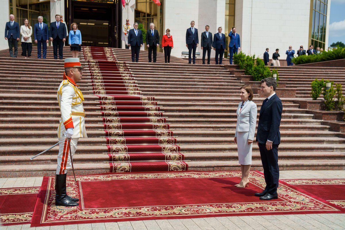 Mă bucur să mă aflu astăzi la #Chișinău, în prima mea vizită oficială în calitate de Președinte al României. Sunt aici să reconfirm sprijinul cuprinzător, sincer și constant al României pentru Republica Moldova🇲🇩, într-un moment crucial al parcursului său european, al
