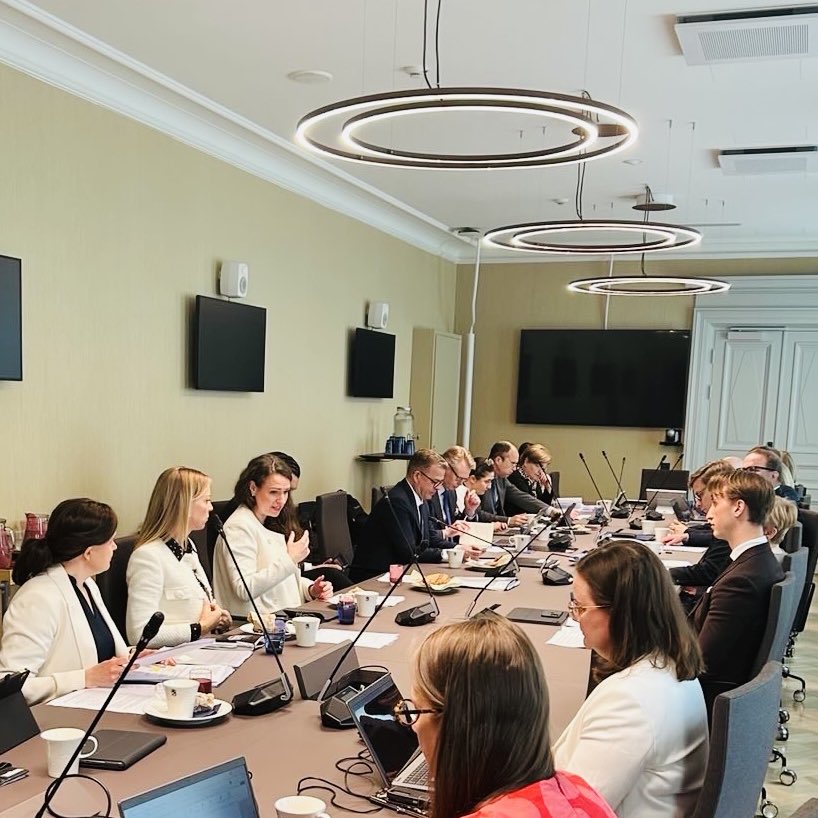 Tänään taas allianssipöydässä 6 suurimman kaupungin kanssa. Mukana uudet pormestarit #Helsinki #Tampere ja #Turku, tervetuloa! Allianssi on osoittautunut hyväksi ja tehokkaaksi keinoksi ratkoa valtion ja kaupunkien yhteisiä haasteita tai luoda uutta. Jatketaan hyvää yhteistyötä!