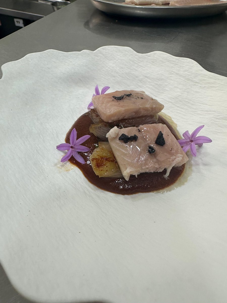 Guiso de morcilla al Pedro Ximénez, anguila ahumada y chalota confitada en mantequilla de hierbas…. 🌿 

Empezamos fuerte el martes en <a href="/lalola_sevilla/">Lalola, de Javi Abascal</a> !