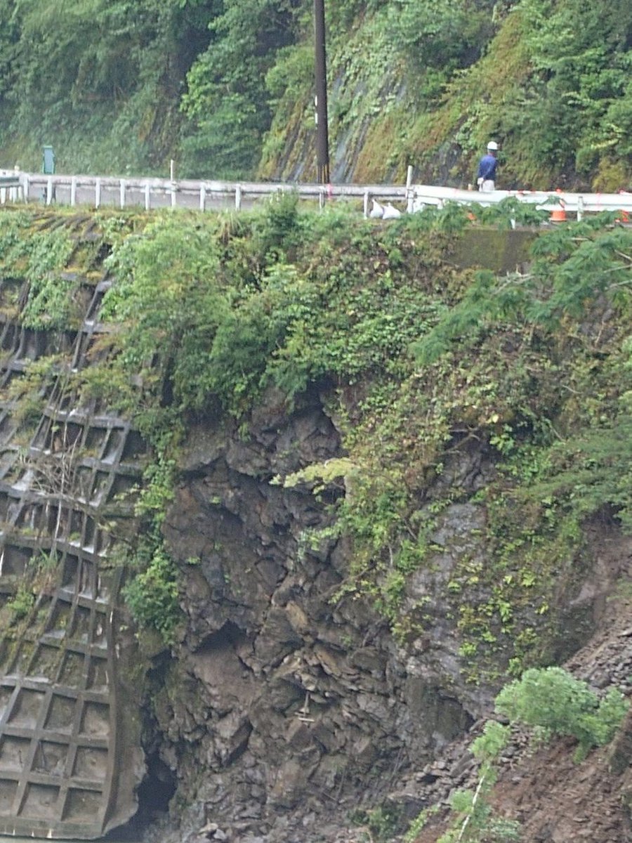higasimera's tweet photo. 39号線の渡瀬の道路陥没箇所が崩れています。今日、明日は通行止め。

明日、普通乗用車程度を通せるようにする応急工事を実施されます。
明日夕方から交通を開放する予定ですが、安全を確保する為開放する時間帯を制限し、夜間は通行止めとなるそうです。

※工事進捗により、開放日変更の可能性あり https://t.co/bZi4P4MB8T