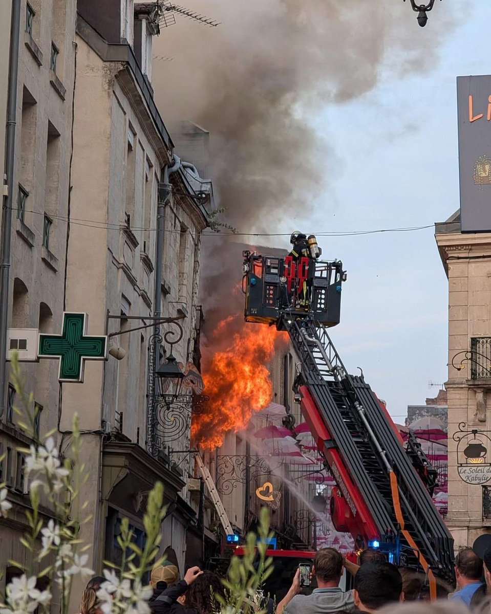 InfosFrancaises's tweet photo. ALERTE - Deux sapeurs-pompiers de 22 et 23 ans sont morts, pris au piège dans l'effondrement d'un immeuble en feu à #Laon, dans l’Aisne (préfète). https://t.co/G1s2dDQhoX