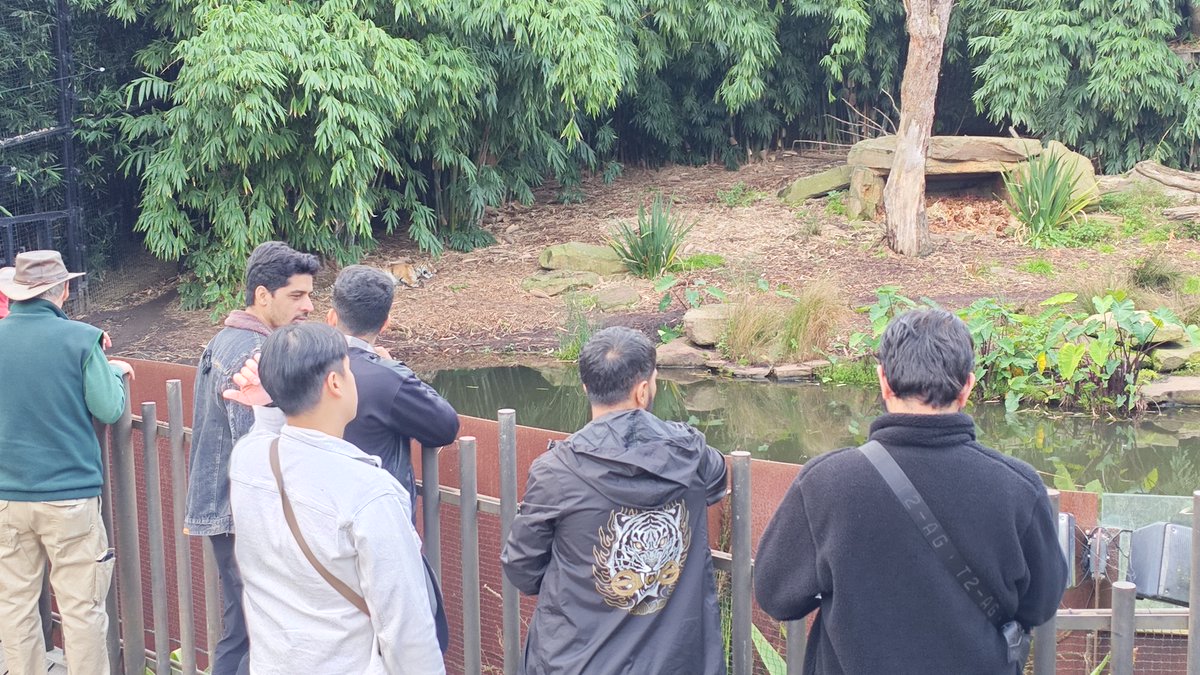 Bukk_tk's tweet photo. Bit late, but took .@ArslanAsh95, .@byJoka, .@Farzeen_tk, Qasim Meer and .@spicypoch to the zoo after BAM. @BrownmanFgc and @chipzeeh also rocked up for some fun! This is actually the best part of S2 https://t.co/f2OfvFz0xR