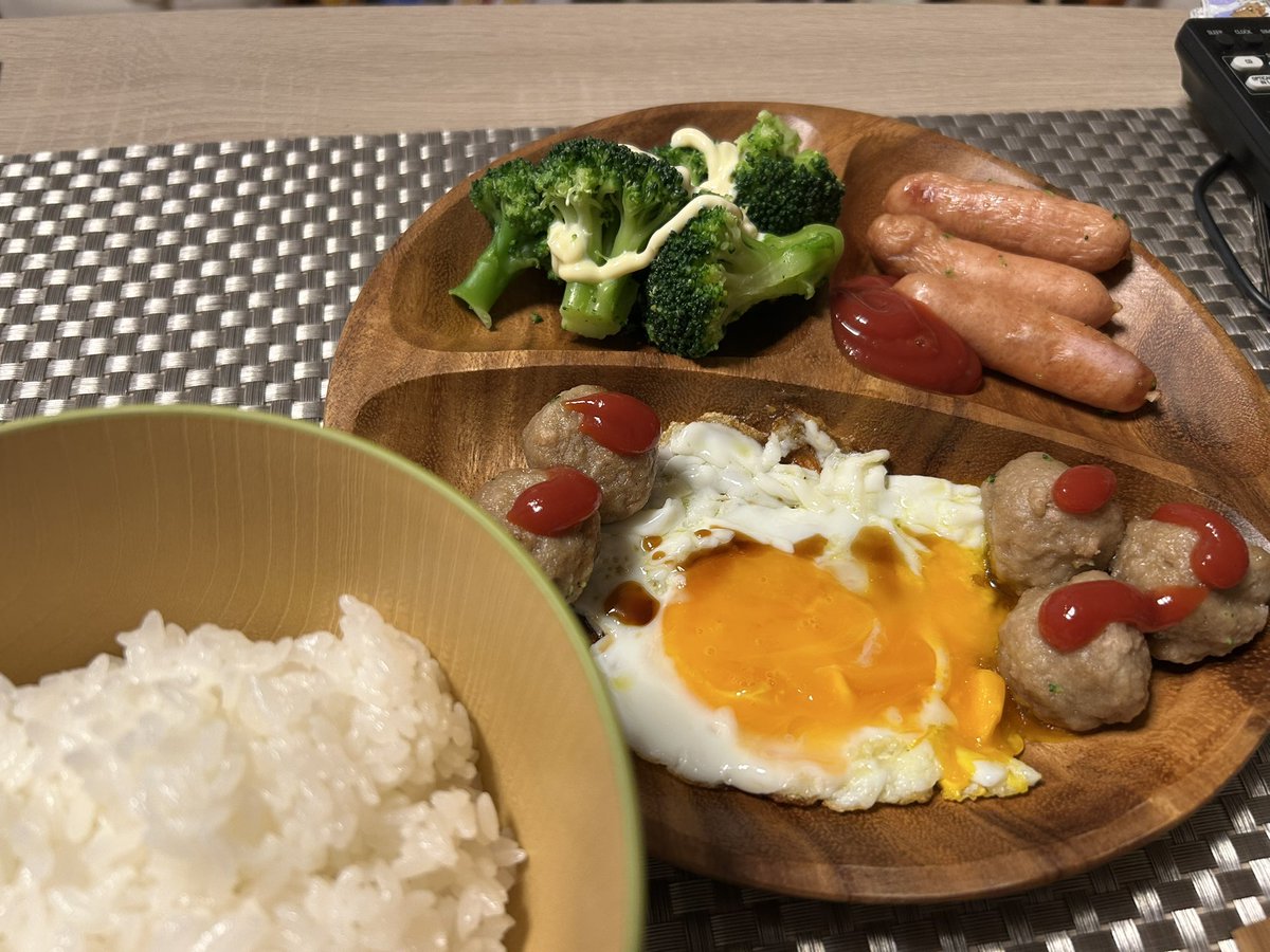 代表戦ハーフタイムの間に冷蔵庫余り物の晩御飯を作りました
あれ？なんだか朝ごはんバイキングみたいな佇まい🤣
#料理勉強中
#おうちごはん
#自炊
#日本代表
#サッカー