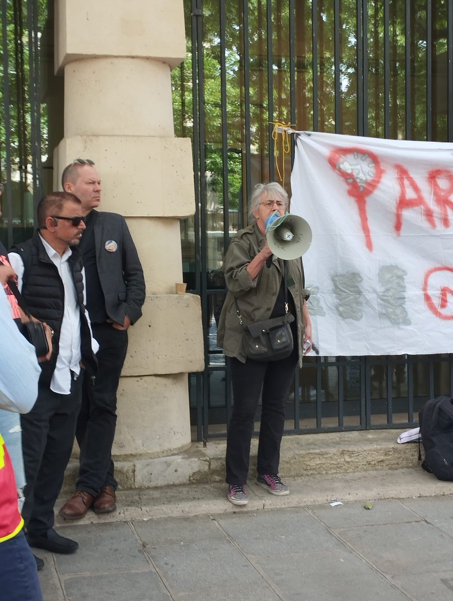 EluesPCFParis's tweet photo. Soutien aux agent.e.s de Paris Musées et des Catacombes en grève ce mardi.

Manque de personnels, salaires en berne : leur colère légitime doit être entendue.

Solidarité avec celles et ceux qui font vivre les musées parisiens au quotidien. https://t.co/30bO5nNOqE