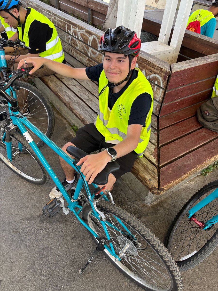 fepmontserratfp's tweet photo. Matinal a Can Zam dels nois i noies de la @fepmontserratfp amb els amics de @biciclot on hem realitzat una bicletada i una posterior activitat mediambiental amb @sostAMB. @escolesFEP #somfep #ecofep 🚲🌿🌱 https://t.co/Z3MfHXeUsp