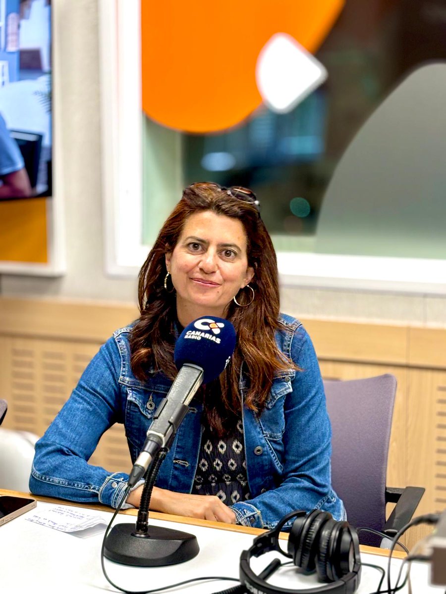 laradiocanaria's tweet image. 🟠 Este viernes, la Universidad de las Hespérides celebra su primera &apos;Lectura en la azotea&apos;, una fiesta literaria inspirada en las &apos;reading parties&apos; neoyorquinas. 

Andrea Cabrera será la conductora del evento.

📻 #InformativosLRC 
📡 rtvc.es/la-radio-canar…