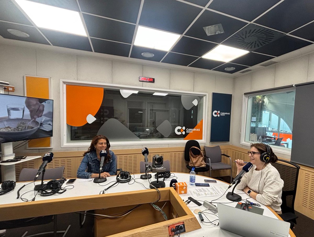 laradiocanaria's tweet image. 🟠 Este viernes, la Universidad de las Hespérides celebra su primera &apos;Lectura en la azotea&apos;, una fiesta literaria inspirada en las &apos;reading parties&apos; neoyorquinas. 

Andrea Cabrera será la conductora del evento.

📻 #InformativosLRC 
📡 rtvc.es/la-radio-canar…