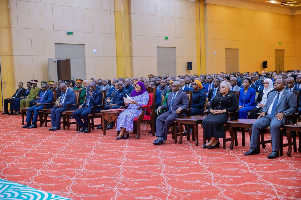 newspowtv's tweet photo. "Hatua ya kutunga sheria mpya ya uwekezaji wa umma ikikikamilika itaimarisha usimamizi wa rasilimali zilizowekezwa. Shauku yangu na ya Watanzania ni kuona mashirika na taasisi za umma zinawajibika kwa kuleta faida na tija kwa maendeleo ya taifa letu" Mhe. Rais Dkt. @SuluhuSamia https://t.co/BvZ3L80M4W
