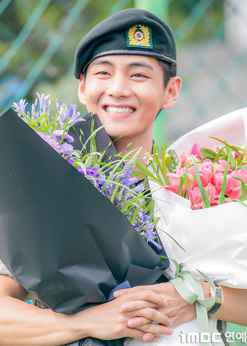 jeje__twt's tweet photo. uwuu 4/7, kim namjoon ama kim taehyung nyusul kim seokjin ama jung hoseok. besok park jimin ama jeon jungkook nyusul juga🤗💜 next min yoongi💜

RM IS FINALLY BACK
KIM TAEHYUNG IS BACK
#SPRING_ALWAYS_WITH_RM
#WelcomeBackTaehyung
#네시즈_RM_V_전역축하해
#낭만파의귀환_김형제_입짱 https://t.co/bTR85ausDG
