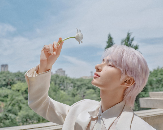[UPDATE] Weibo 1/3

The waves ripple, writing the secret language of coral on the beach. See you later!

📎weibo.com/6864377925/517…

JUNHUI AT DOUYIN MIDSUMMER GRADUATION GALA 
#JUN_DouyinGraduationGala 
#ForeverGeminiJunDay 
#JUN #文俊辉 <a href="/pledis_17/">세븐틴(SEVENTEEN)</a>