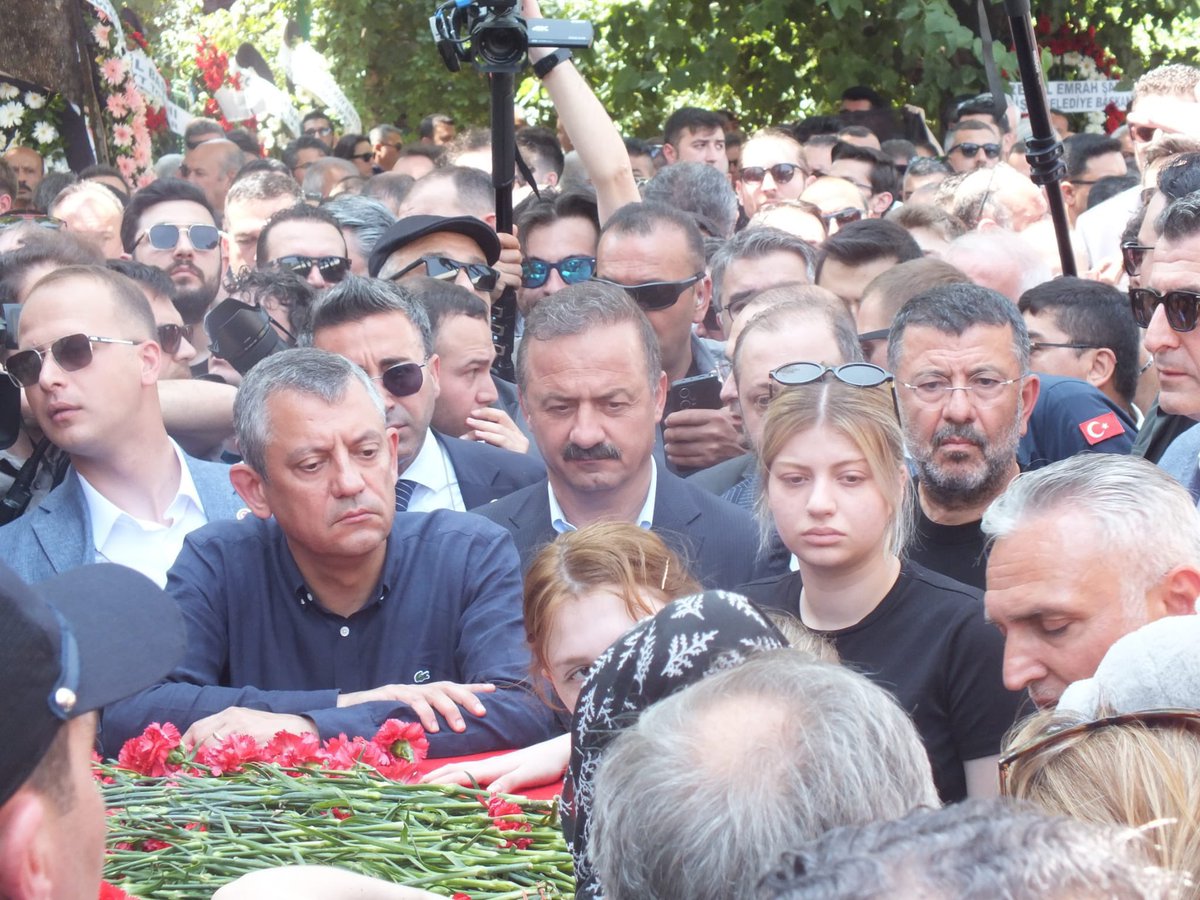 En iyi dostlarından birini bugün toprağa verdi, diğeri ise Silivri zindanlarında tutsak. Bir şeref yoksunu tarafından saldırıya uğradı, kızı tehdit edildi. Bileğinin hakkıyla oturduğu CHP Genel Başkanlığı koltuğundan alaşağı edilmeye çalışılıyor.

Böyle bir zamanda arkasında dağ